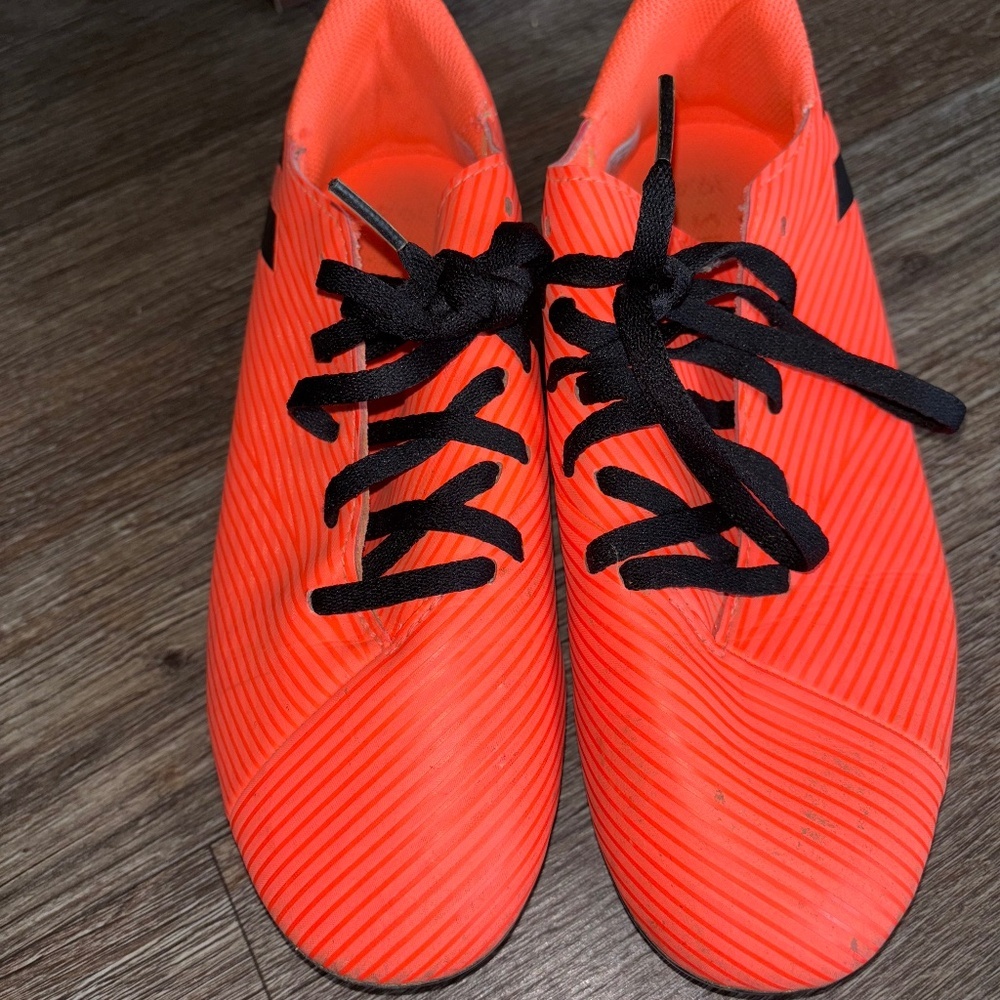 Nemesis Kids 4.5 neon orange soccer cleats